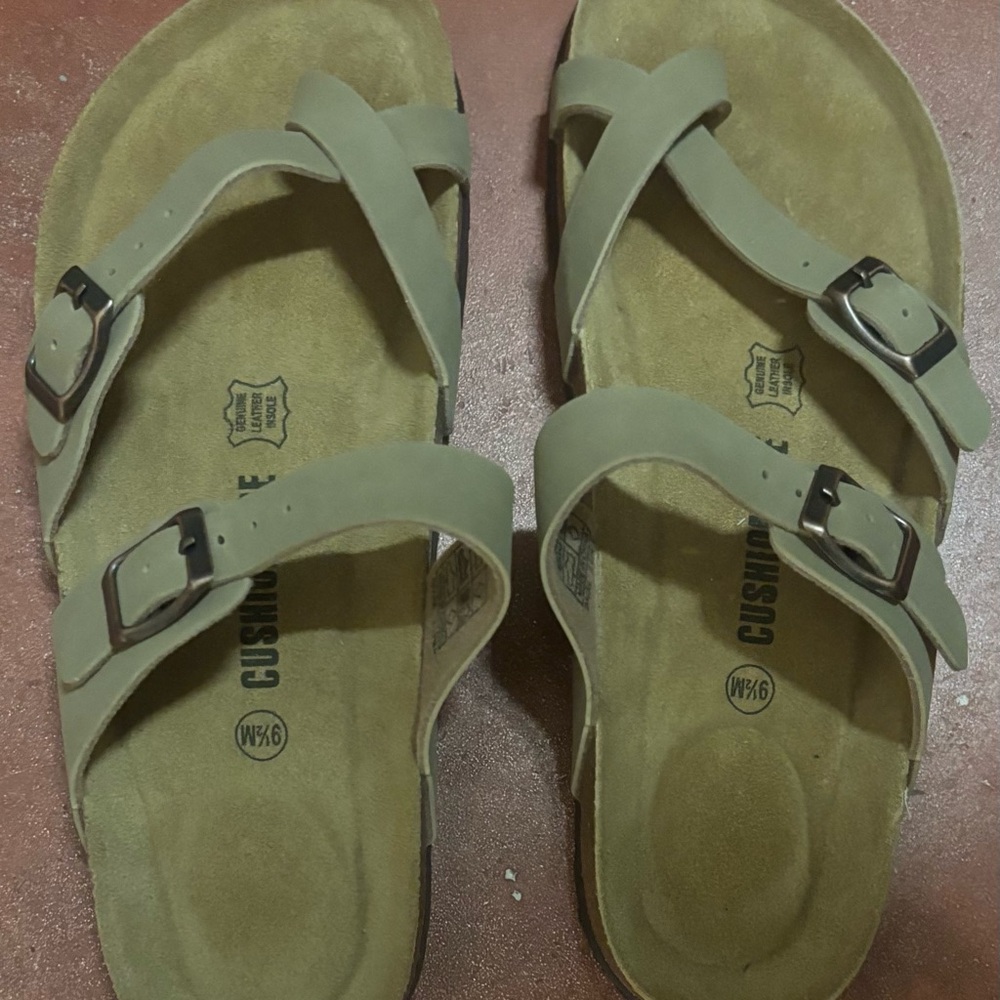 Cushion Walk Beige Cross-Strap Sandals